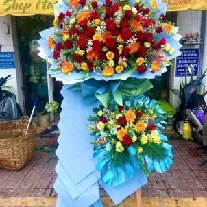 Kệ hoa chúc mừng - tại Rạch Kiến